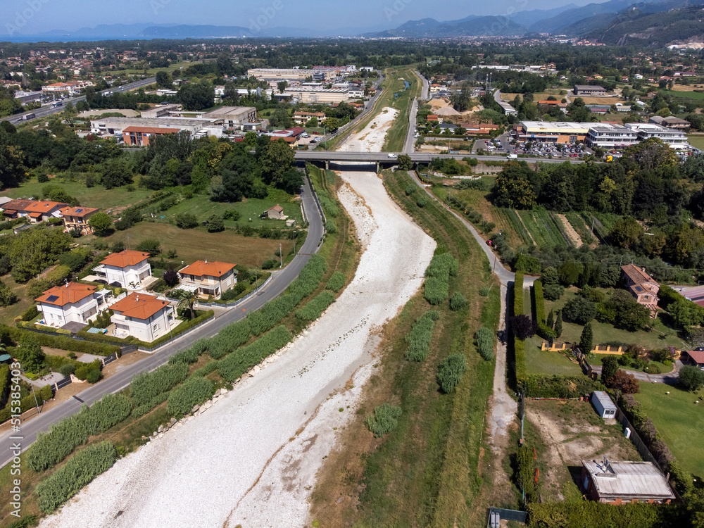 Siccità in Toscana: il fiume Versilia nei pressi di Forte dei Marmi, completamente asciutto