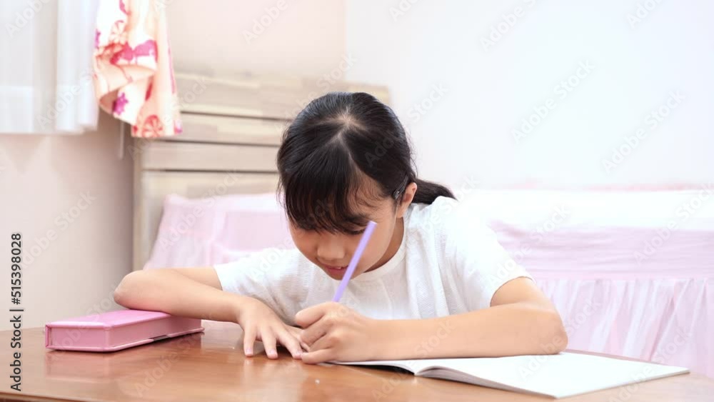 Stockvideon 子供部屋で勉強をする小学生の女の子 | Adobe Stock