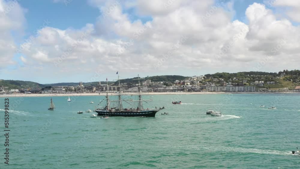 Vue aérienne du Belem, voilier trois-mâts français à la sortie du port de Fécamp lors de l'événement Grand'Escale - Bateau à voiles devant les falaises de Normandie et la ville de Fécamp Vue aérienne du Belem, voilier trois-mâts français à la sortie du port de Fécamp lors de l'événement Grand'Escale - Bateau à voiles devant les falaises de Normandie et la ville de Fécamp