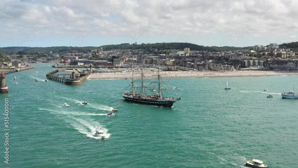 Vue aérienne du Belem, voilier trois-mâts français à la sortie du port de Fécamp lors de l'événement Grand'Escale - Bateau à voiles devant les falaises de Normandie et la ville de Fécamp Vue aérienne du Belem, voilier trois-mâts français à la sortie du port de Fécamp lors de l'événement Grand'Escale - Bateau à voiles devant les falaises de Normandie et la ville de Fécamp