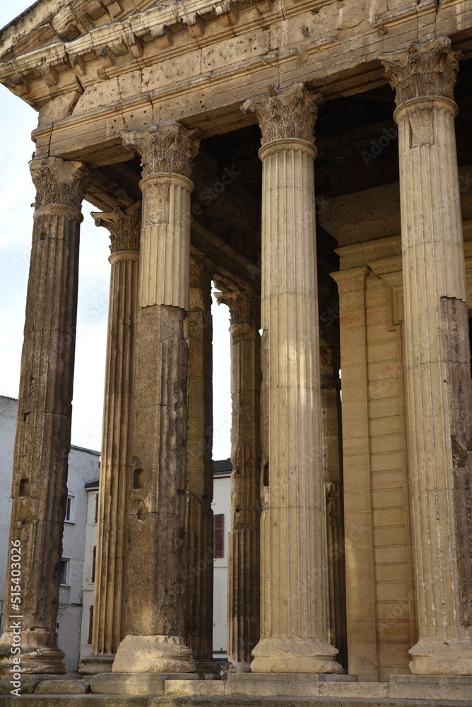 Colonnade du temple d'Auguste et de Livie à Vienne. France