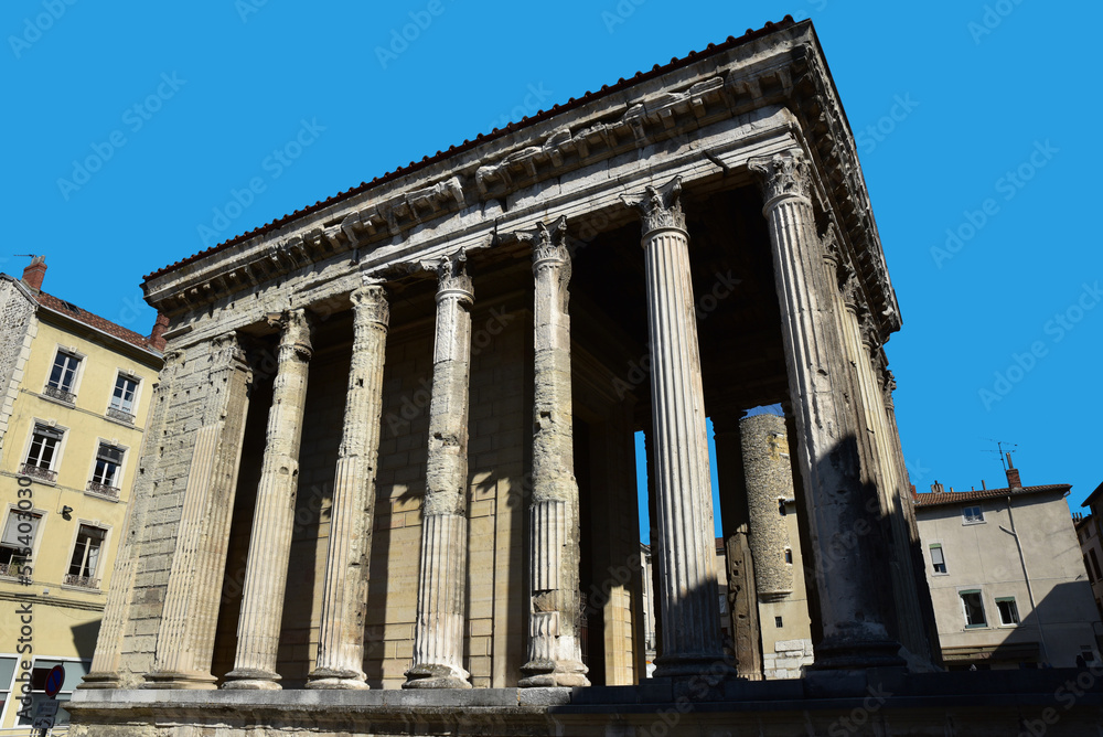 Temple romain d'Auguste et de Livie à Vienne. France - obrazy, fototapety, plakaty 
