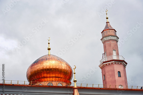 Cuadro en lienzo Dome of mosque against cloudy sky
