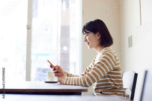 カフェでくつろぐ若い日本人女性