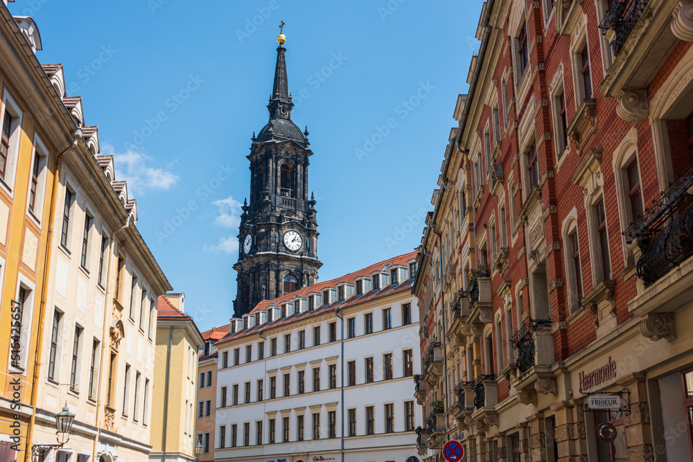 Die dresdener Neustadt mit den renovierten historischen Gebäuden, den idyllischen Innenhöfen mit Gastronomie und Handel sind ein Touristenmagnet