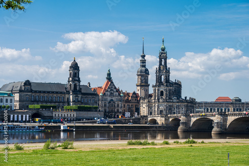 Blick über die Elbwiesen auf die barocken Gebäude des Schlosses und der katholischen Schloßkirche