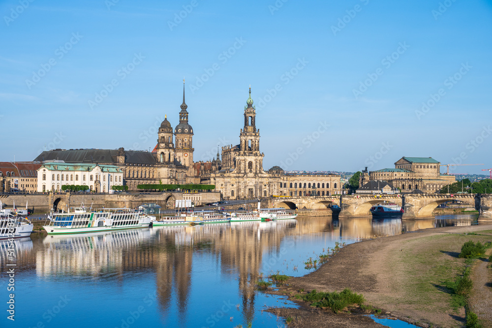Stadtansicht über die Elbe zur Dresdener Altstadt mit den historischen Barockbauten am frühen Morgen