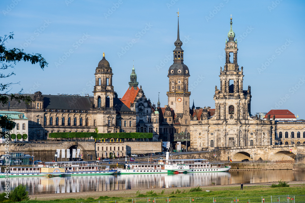 Blick über die Dresdener Elbwiesen auf die Kulisse des Schlosses und der Schloßkirche und die Augustusbrücke