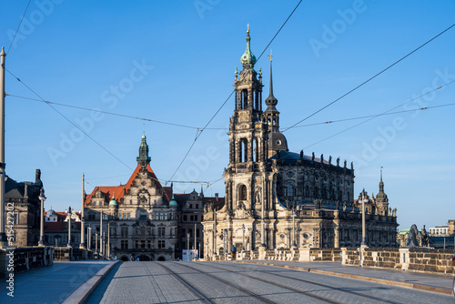 Dresden Blick über die menschenleere Augustusbrücke am frühen Morgen