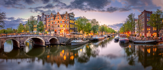 Stickers Amsterdam Avondreflecties in Amsterdamse grachten  © Taiga