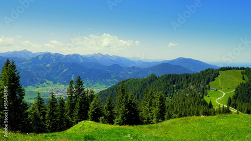 Herrliches Wandergebiet beim Hausberg "Hörnle" bei Bad Kohlgrub mit Wiesen, Weg und Wald und weitem Blick zum Wettersteingebirge