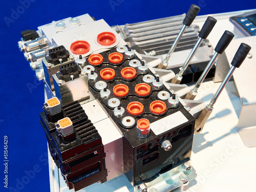 Foto Pre-compensated proportional sectional hydraulic valve