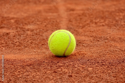 tennis ball on court © Darius