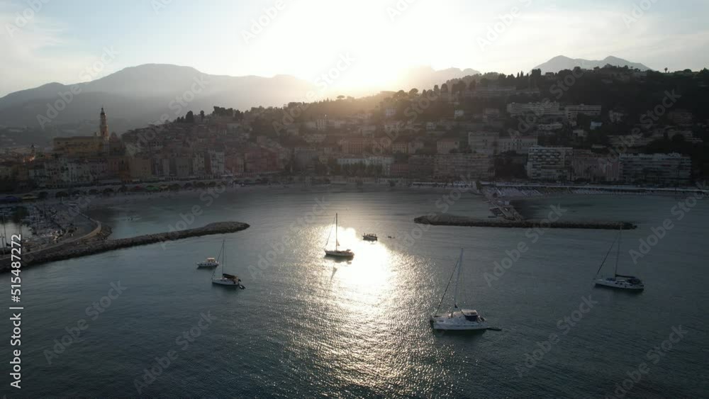 soir d'été au coucher du soleil sur le port et la ville de Menton - Côte d'Azur soir d'été au coucher du soleil sur le port et la ville de Menton - Côte d'Azur