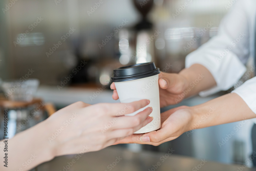 カフェ 商品を渡す女性スタッフ
