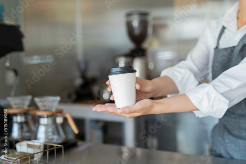 カフェ 商品を渡す女性スタッフ