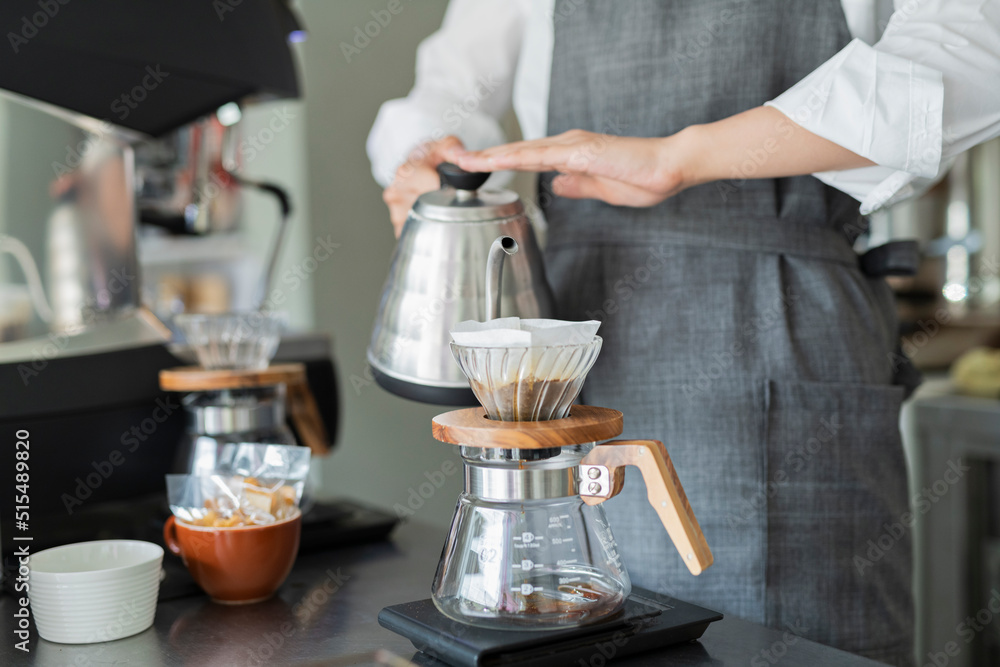 カフェ コーヒーを淹れる女性スタッフ カフェ コーヒーを淹れる女性スタッフ