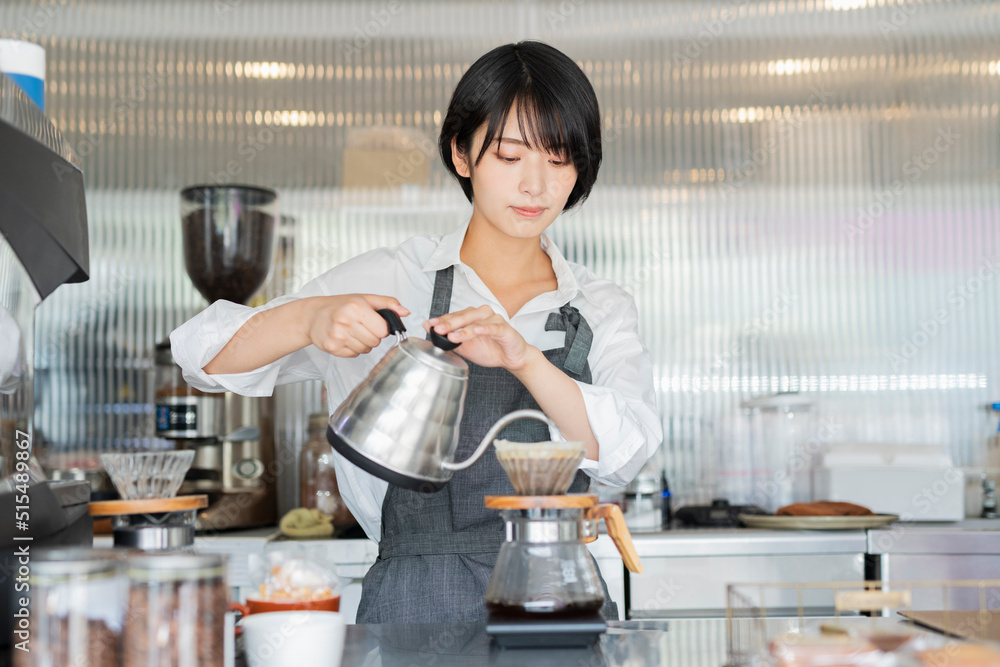 カフェ コーヒーを淹れる女性スタッフ カフェ コーヒーを淹れる女性スタッフ