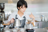 カフェ コーヒーを淹れる女性スタッフ