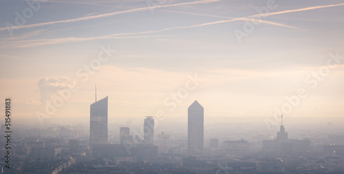 panorama de la ville de lyon avec un air pollué à cause de la canicule liée au réchauffement climatique