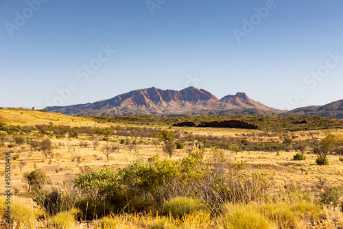 Mount Sonder in den West MacDonnell Ranges, Australien photo