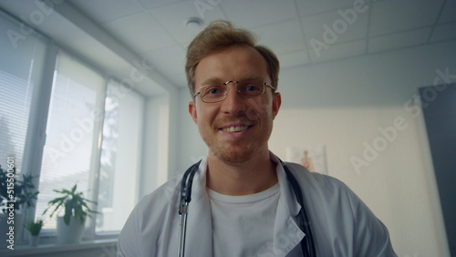 Foto Pov video physician completing patient examination in clinic
