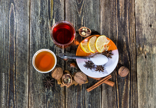 Mulled wine with honey, cinnamon and lemon