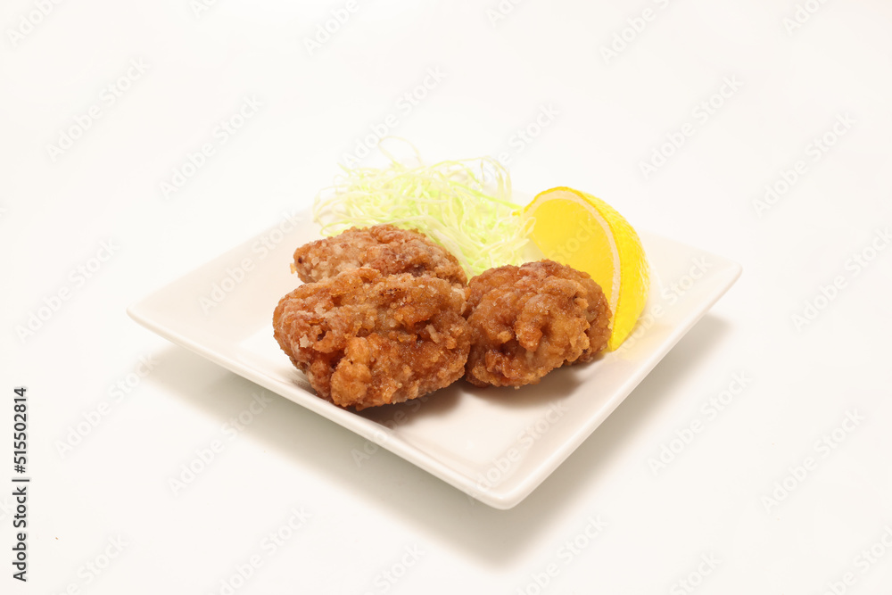 白い皿に盛りつけた鶏の唐揚げ 白い皿に盛りつけた鶏の唐揚げ