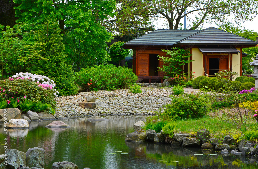 ogród japoński, dom japoński nad stawem,  designer garden - obrazy, fototapety, plakaty 