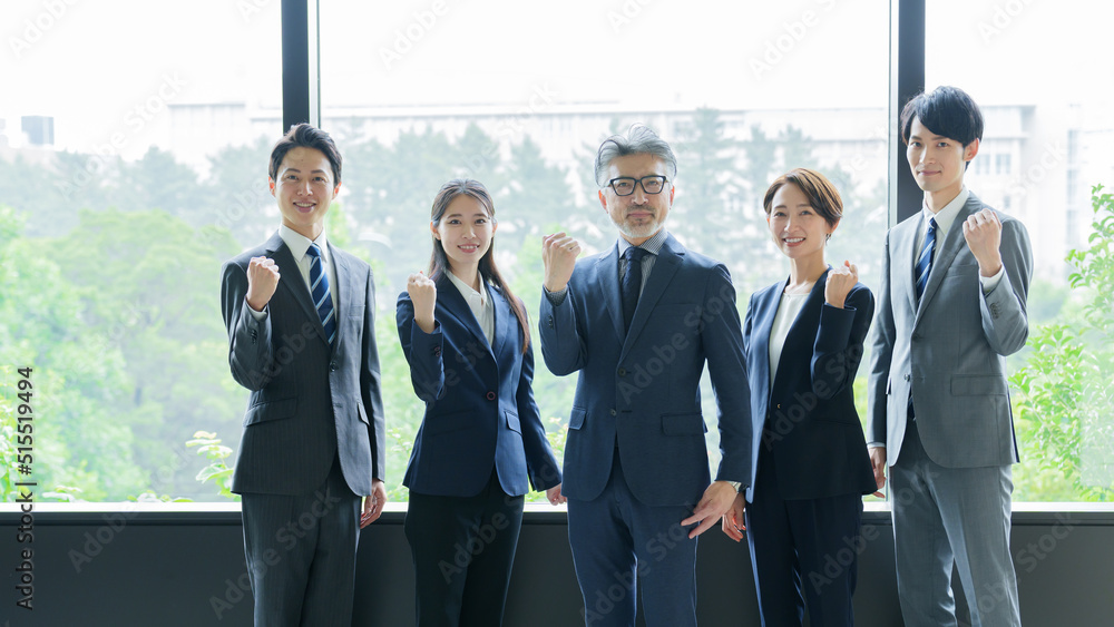 ガッツポーズを取るビジネスパーソン