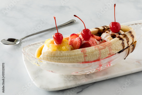 Fotografie Banana split ice cream dessert topped with maraschino cherries.