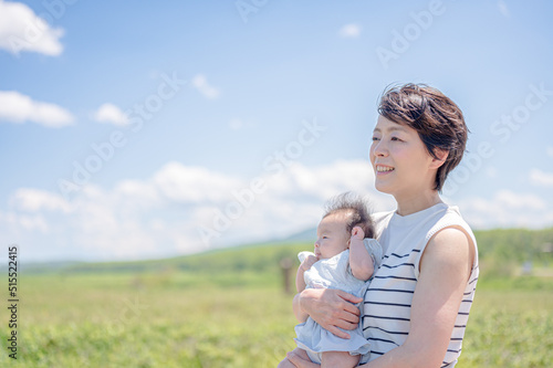 北海道の空と大地と親子