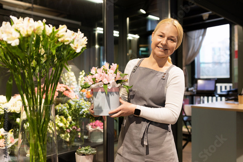 Obraz na płótnie small business selling potted fresh flower plants w salonie