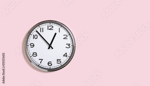 Cuadro en lienzo Big plain wall clock on pastel pink background
