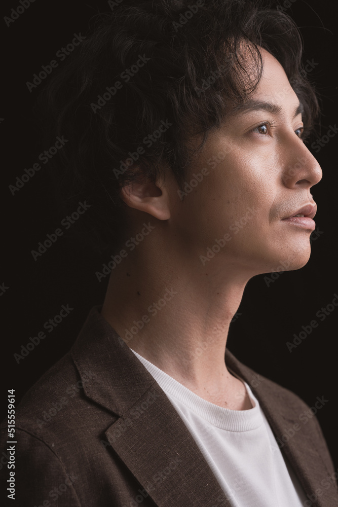 若いアジア人男性の横顔/スタジオ撮影黒背景 若いアジア人男性の横顔/スタジオ撮影黒背景
