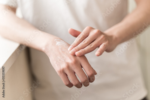 ハンドケアをする男性、手にクリームを塗る photo