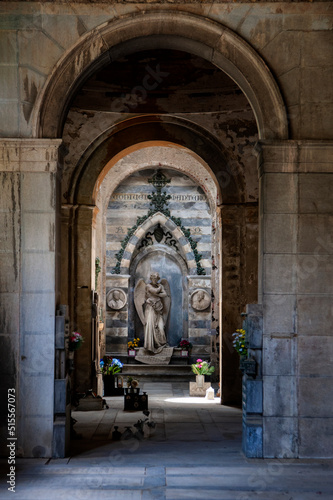Staglieno, Genova, Italia - 22 giugno 2021: Cimitero monumentale..Statua. Scultura. Cimitero monumentale. Raffigurazione tra arcate e decorazioni di angelo. Religione photo