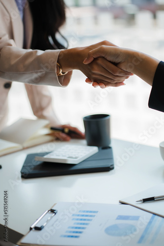 Photos Close-up of business people shaking hands