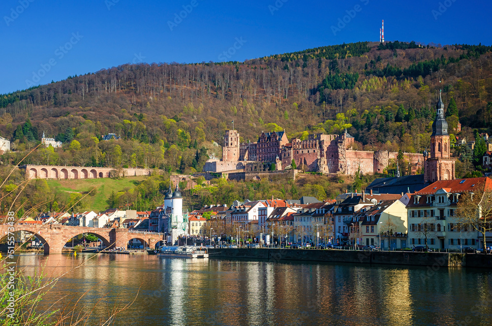 Obraz premium Old town and Castle of Heidelberg on the river Neckar in the state of Baden-Württemberg, Germany.
