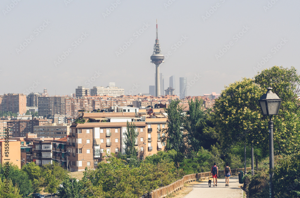 Obraz premium Madrid Skyline view with people having a walk with a dog