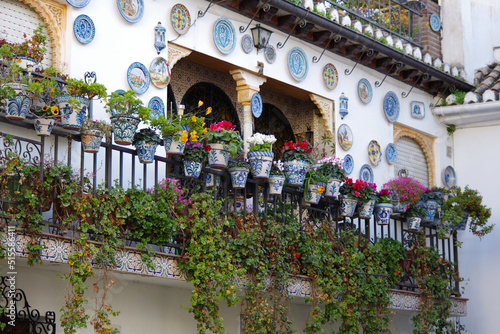 Maison andalouse décorée de fleurs photo