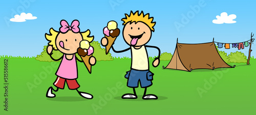 Zwei Kinder beim Eis essen auf Campingplatz vor Zelt