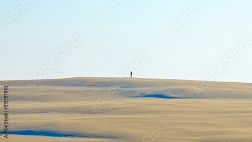 Pustynny krajobraz Człowiek na pustyni photo
