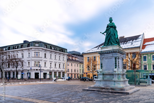 Foto Maria Theresia Monument on the New square (also known as Neuer Platz), symbol of Klagenfurt, Austria