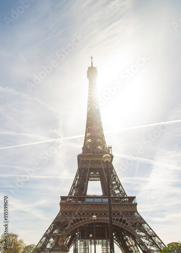 Fototapeta Naklejka Na Ścianę i Meble -  Eiffel tower beautiful spring summer photo. Selective focus.