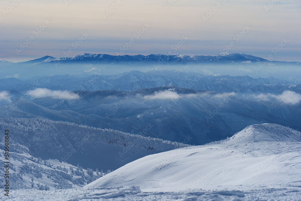 蔵王国定公園。冬の地蔵岳からの眺望。山形、日本。１月下旬。