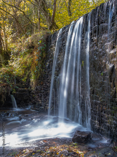 Petite cascade sur mur en pierre pr  s du village de Cubservi  s dans la montagne noire dans le d  partement audois