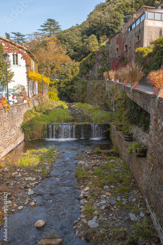 Ruisseau dans le village historique de Roquefère dans le département de l'Aude en région Occitanie