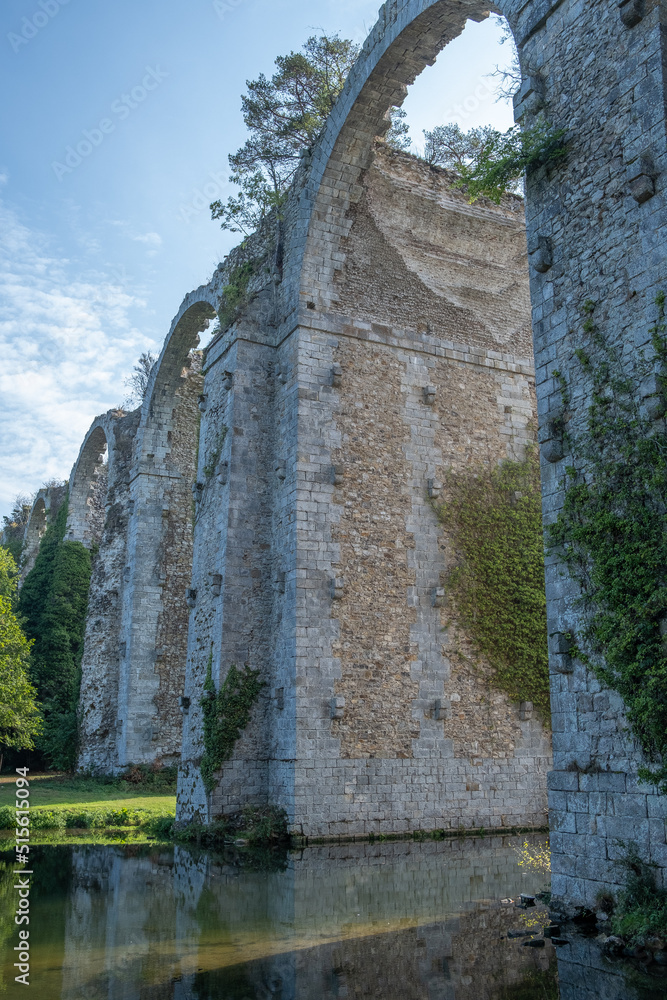 Vestiges de l'aqueduc du château de Maintenon dans l'Eure-et-Loir. Ce projet, débuté par Louis XIV n'a jamais été achevé