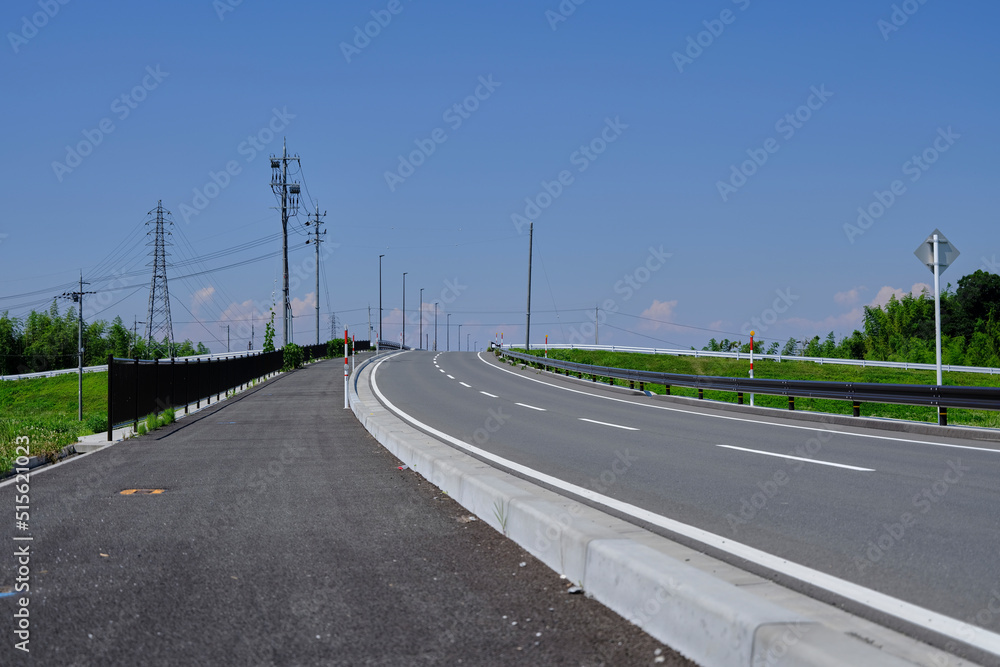 風景素材　夏の青空と道路